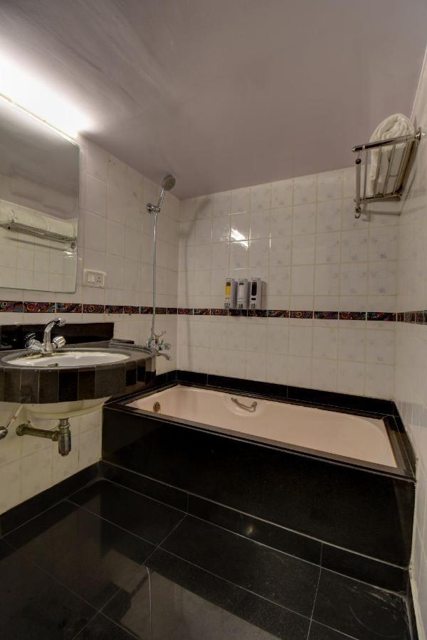 Elite Hotel Лонавала Экстерьер фото