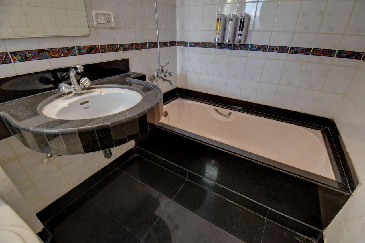 Elite Hotel Лонавала Экстерьер фото