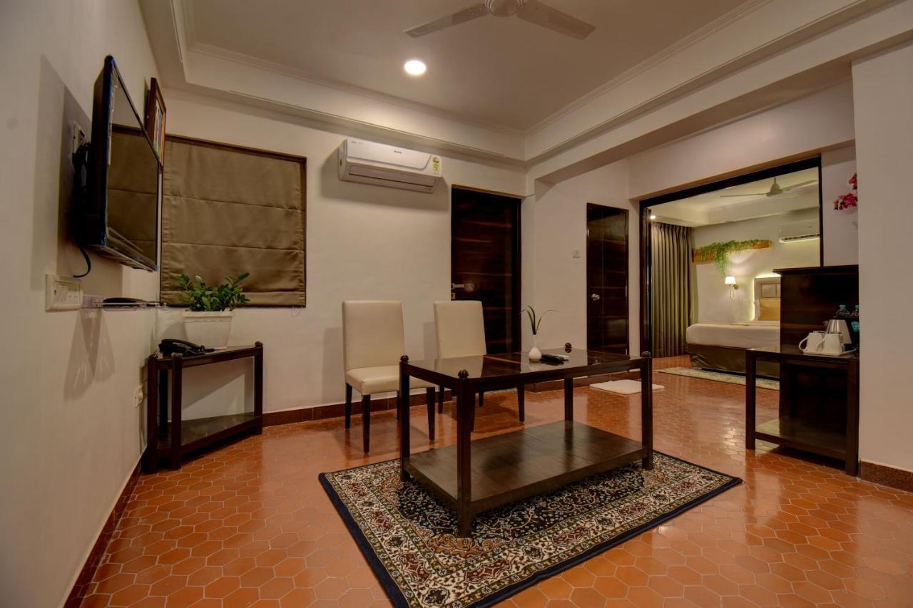Elite Hotel Лонавала Экстерьер фото