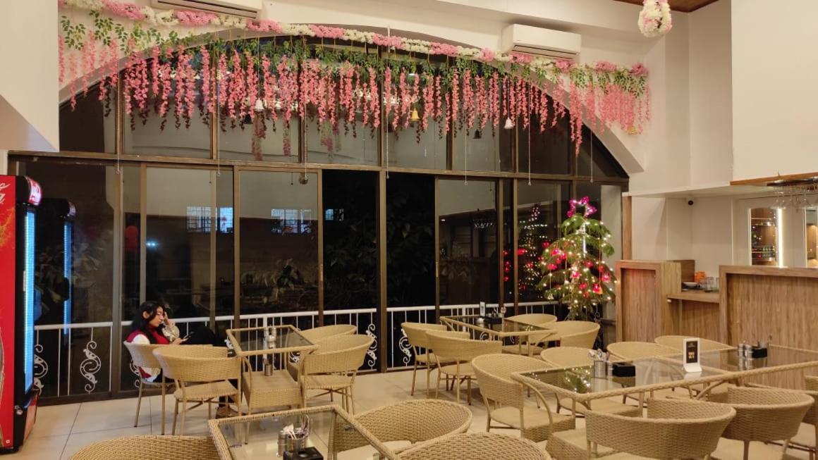 Elite Hotel Лонавала Экстерьер фото